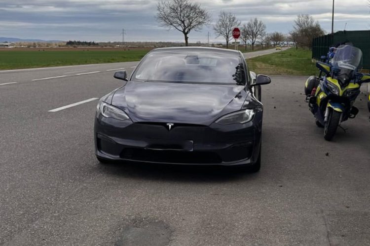 Scandale : Un conducteur capture les radars à 235 km/h en Tesla, dépassant la limite de 80 km/h !