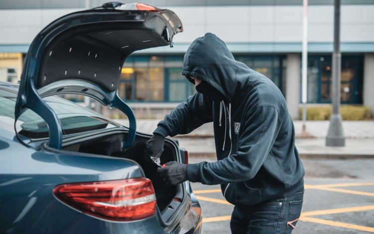 L’arnaque à l’« ouvre-boîte » : quand les voleurs s’attaquent à votre voiture par la carrosserie