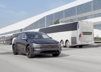 Tesla Réaffirme l&rsquo;Avantage Inégalé de la FSD : Pourquoi la Supervision Ne Freine Pas son Évolution