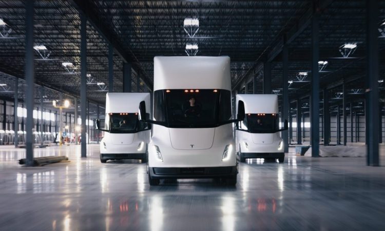 redige un nouveau titre légèrement putaclic seo en utilisant les bons mots clés à partir de celuici sans ajouter de date si le titre d’origine n’en contient pas Tesla opens whopping 83 job listings for Semi program