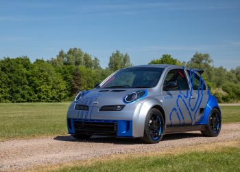 Nissan célèbre l&rsquo;arrivée de la Micra électrique… mais pourquoi un Restomod thermique suscite tant de questions ?