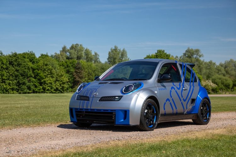 Nissan célèbre l&rsquo;arrivée de la Micra électrique… mais pourquoi un Restomod thermique suscite tant de questions ?