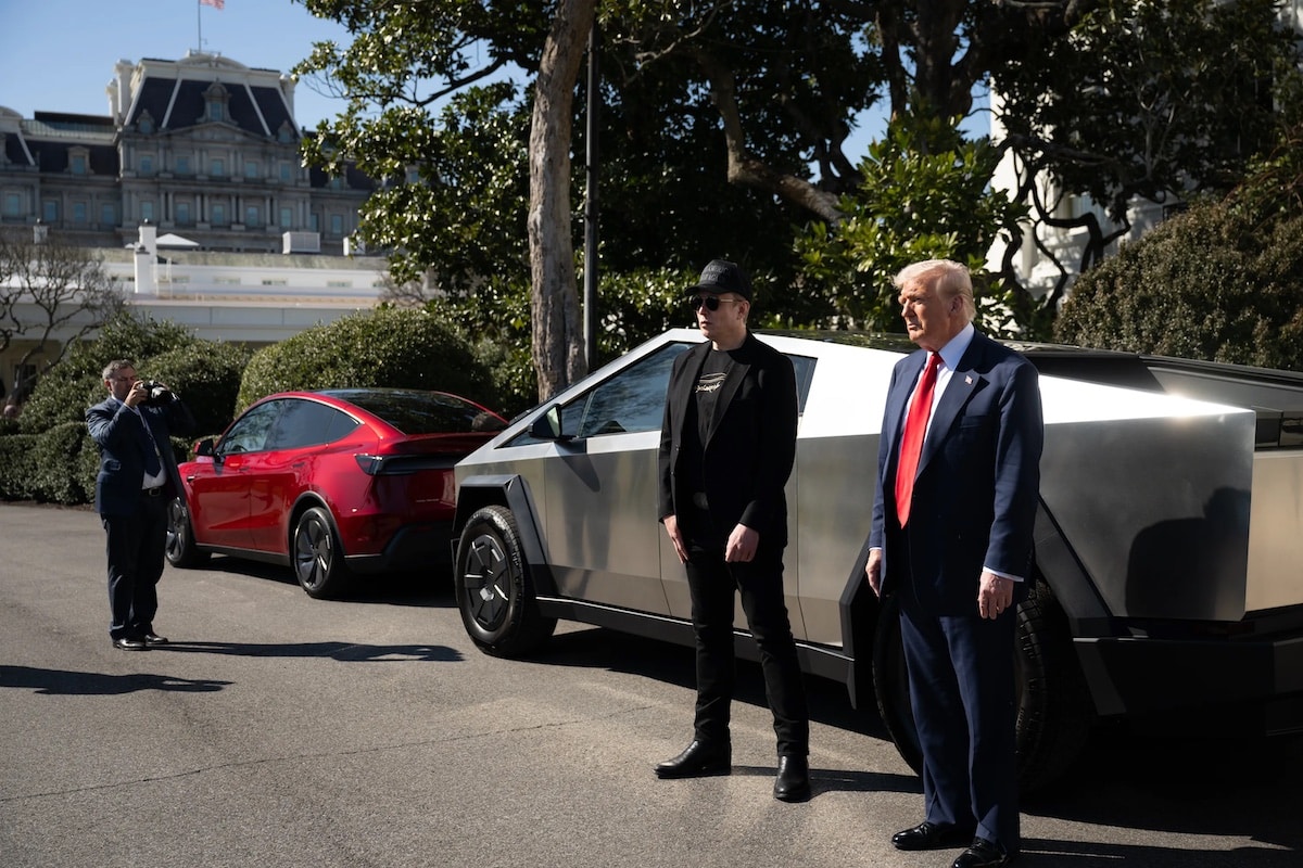 Trump et Musk devant des Tesla