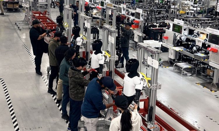 Elon Musk révèle que Tesla Optimus V3 utilise déjà l’IA vocale Grok : un tournant révolutionnaire !