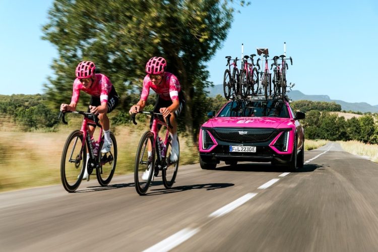 Les Cadillac roses s’apprêtent à conquérir le Tour de France : un voyage fascinant !