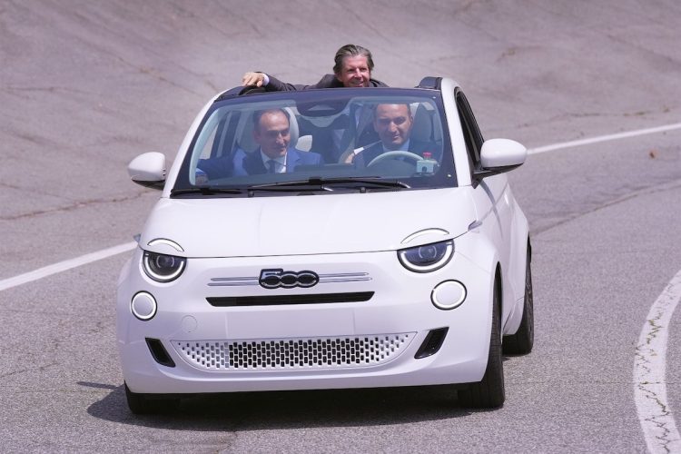 Fiat 500 Hybrid : un choix pragmatique qui pourrait bien enterrer l&rsquo;électrique !
