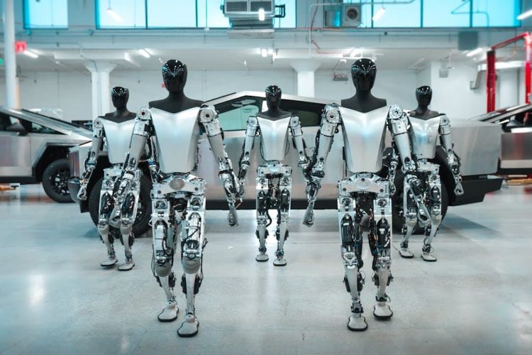 Tesla remplace ses salariés par des robots : l’étonnante stratégie qui fait des économies !