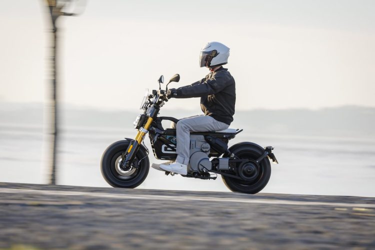 BMW lance des scooters électriques qui laissent perplexes : sont-ils vraiment pratiques ?