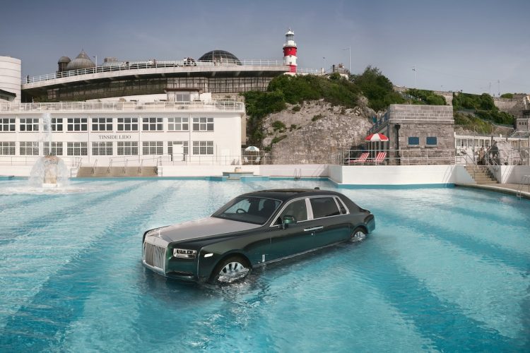 Une Rolls-Royce dans une piscine ? Vous n&rsquo;allez pas en croire vos yeux !