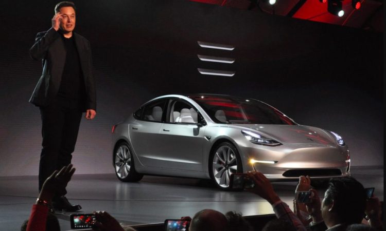 Elon Musk dévoile la véritable raison pour laquelle Tesla a évité le mot &lsquo;Robotaxi&rsquo; lors du lancement en Californie