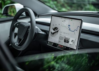Elon Musk révèle les détails surprenants de la mise à jour FSD massive prévue pour septembre !