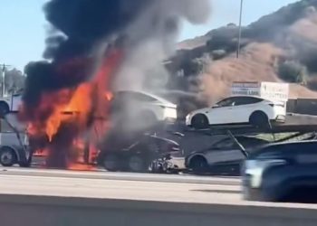 Un incendie sur un transporteur de voitures Tesla : la vérité choquante derrière l&rsquo;origine du sinistre !