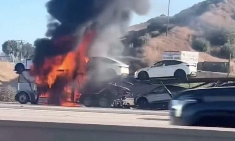 Un incendie sur un transporteur de voitures Tesla : la vérité choquante derrière l&rsquo;origine du sinistre !