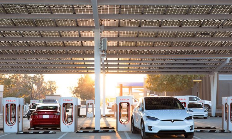 Les Superchargeurs Tesla reconnus comme incroyablement fiables dans une nouvelle étude surprenante !