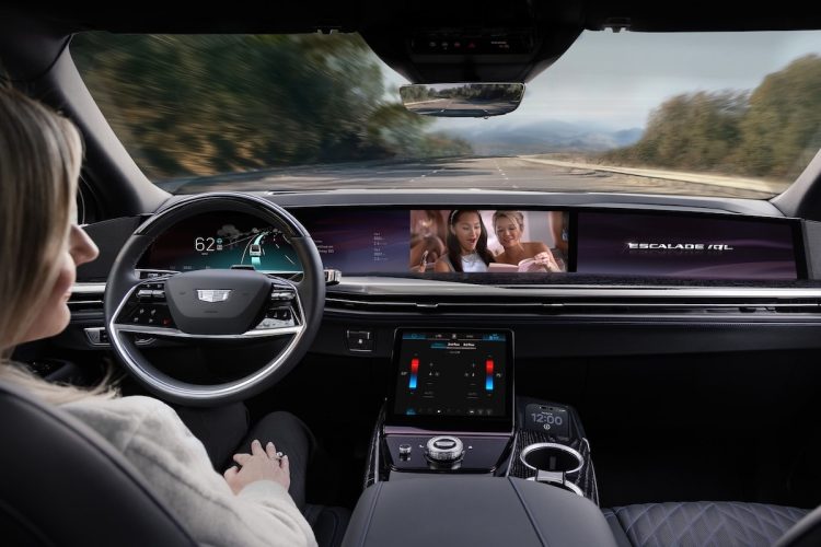 Cadillac bouleverse l’industrie : regarder un film en roulant, une expérience inédite à ne pas manquer !