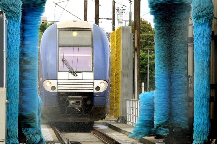 Lavage des trains : comment la SNCF diminue sa facture d&rsquo;eau grâce à l&rsquo;IA et vous surprendra !