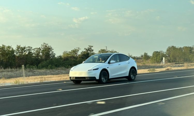 Une Tesla Model Y abordable aperçue sans camouflage près de Giga Texas : un tournant surprenant pour les fans !