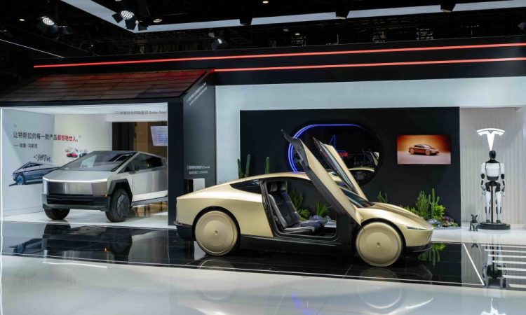 Tesla fait forte impression à l’Exposition d’importation de Chine avec son Cybercab et Optimus !