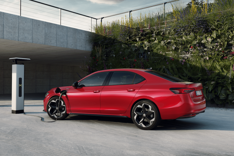 Skoda Superb : cet hybride va bouleverser votre perception de l&rsquo;électrique !