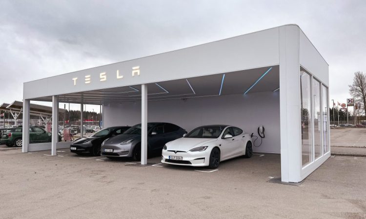 La confrontation de Tesla en Suède attire le soutien de l’UAW : les syndicats intensifient leur campagne de pression !