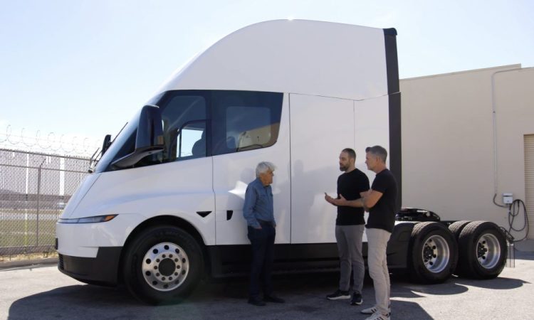 Tesla dévoile des améliorations surprenantes pour le Semi lors d’un entretien étonnant avec Jay Leno.