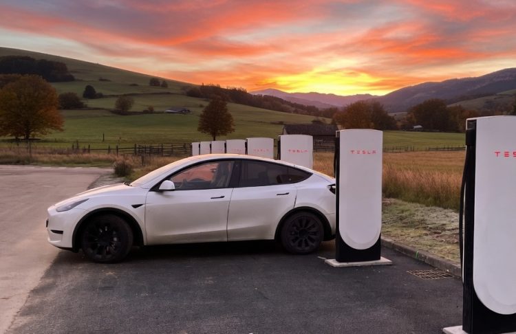 Les « Superchargeurs Pliants » de Tesla pourraient bien bouleverser son expansion la plus audacieuse !