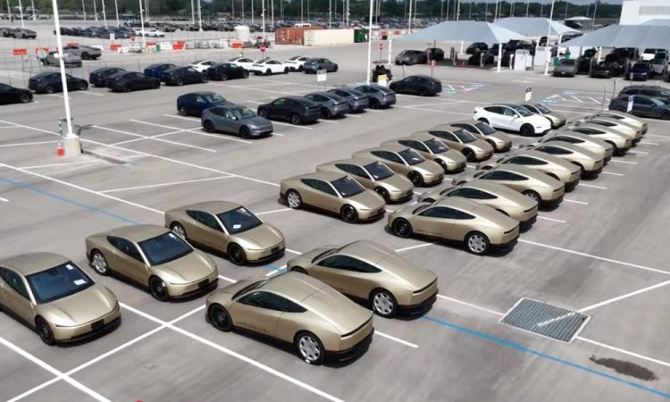 Des Cybercabs Tesla garés par centaines devant l’usine du Texas : un test de crash qui fait frémir !