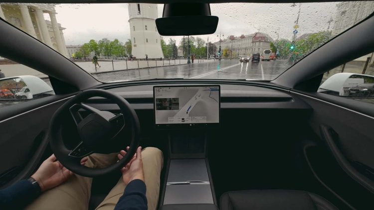 Tesla Full Self-Driving s’étend en Europe : ce changement inattendu bouleverse tout !