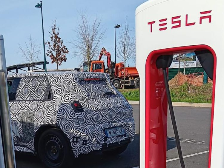 Tesla lance une nouvelle fonctionnalité qui pourrait bien faire taire les plaintes des voisins concernant les Superchargeurs !